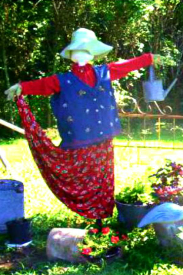 Garden Lady Scarecrow - haphazardhomemaker.com